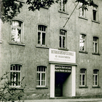 Bischofswerda Betriebsberufsschule-HO-Bischofswerda-mit-Spruch-über-Tür -Pulsnitz