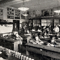 München -Fachschule-Drogisten- Klassenraum  -um-1910